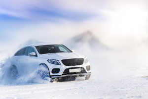 Voiture en drift sur neige