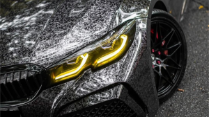 Covering carbone forgé noir sur capot de voiture sportive premium