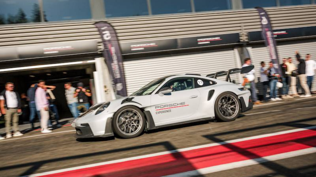 Conduite sportive encadrée sur piste automobile