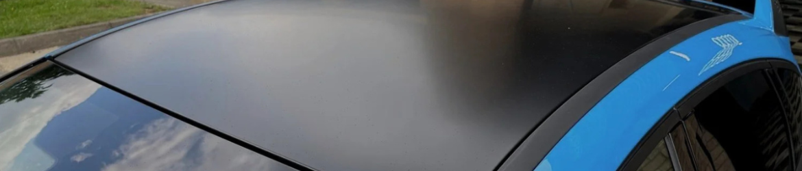 Covering noir brillant sur toit de voiture moderne