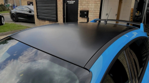 Covering noir brillant sur toit de voiture moderne