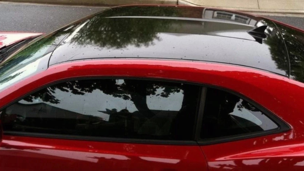 Toit de voiture noir en covering contrasté