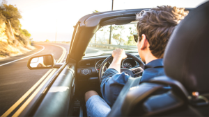 Jeune conducteur au volant d’une voiture sportive assurée
