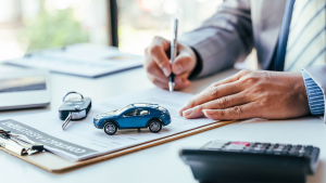 Documents assurance voiture sur table