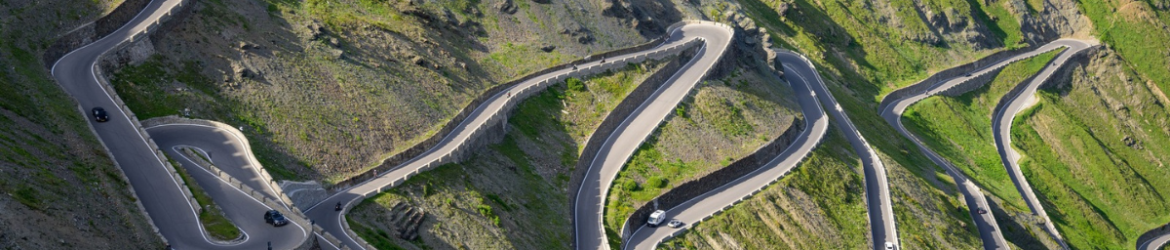 Voiture sur route de montagne panoramique au lever du jour