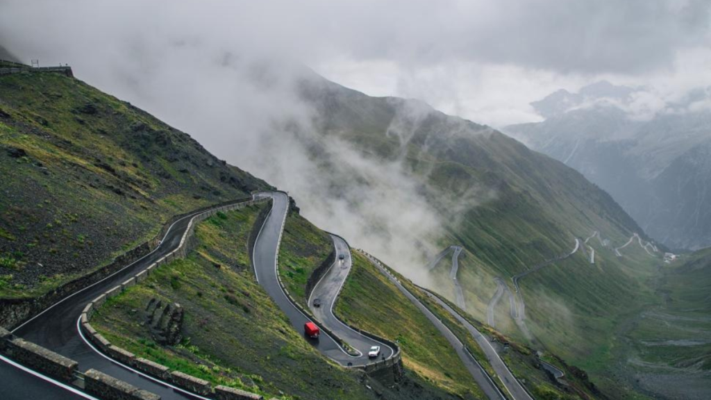 Route en lacets en montagne, conduite précise et sécurisée