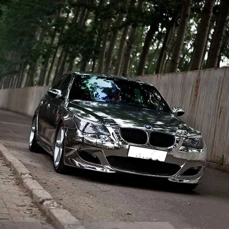 Voiture avec covering argent scintillant