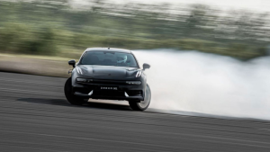 Drift en voiture électrique sur circuit