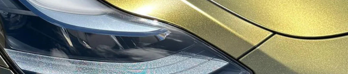 Covering or brossé sur voiture de luxe – film vinyle premium
