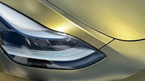 Covering or brossé sur voiture de luxe – film vinyle premium