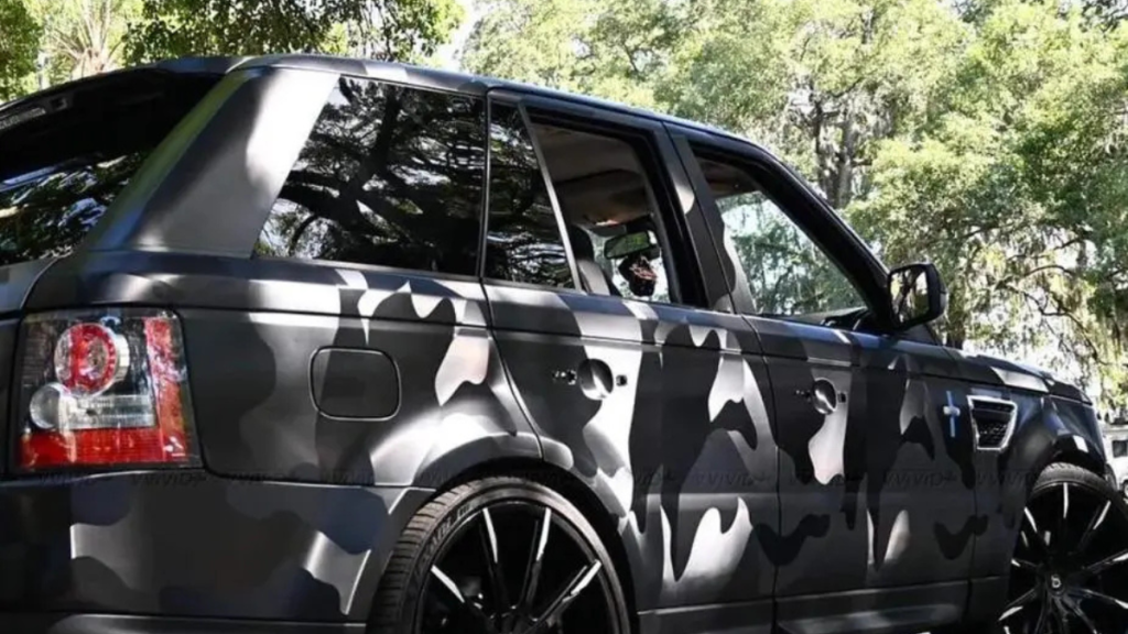 Covering camouflage mat sur carrosserie automobile