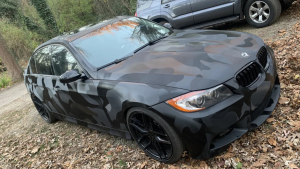 Voiture personnalisée avec covering camouflage design