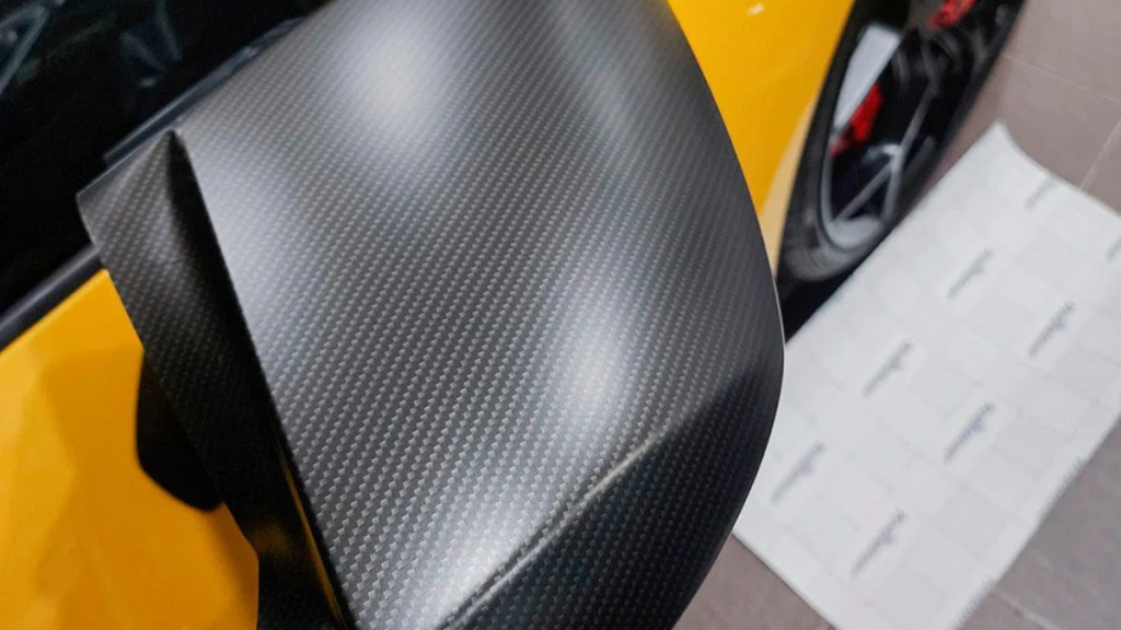 Exemple de covering partiel voiture avec zones ciblées de carrosserie